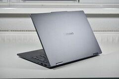 Осторожнее с доступным вариантом: Конвертируемый ноутбук Lenovo IdeaPad 5 2-в-1 демонстрирует риски более дешевых конфигураций (на фото: Lenovo IdeaPad 5 2-в-1 14AKP10, источник изображения: Бенджамин Херциг/Ноутбукчек)