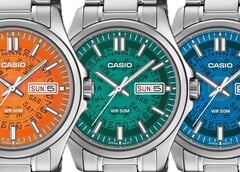 Три часы Casio MTP-E740 оранжевого, бирюзового и ярко-синего цветов, представленные рядом с полупрозрачными циферблатами, сквозь которые видны расположенные под ними диски с указанием дня недели и даты.