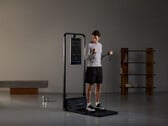 Человек тренируется на тренажере Gym Monster