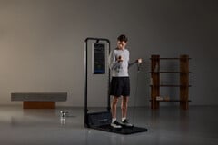 Человек тренируется на тренажере Gym Monster