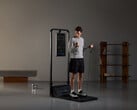 Человек тренируется на тренажере Gym Monster