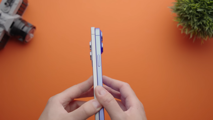 Galaxy Толщина S25 Edge против толщины iPhone 16 Plus. (Источник изображения: Versus на YouTube)