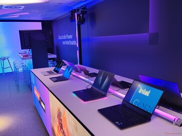 Ноутбуки премиум-класса в магазине Intel Experience Store (источник изображения: Бенджамин Херциг)