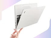 Ноутбук Unbounded 14S 2026 на базе процессора AMD стоит в Китае около 700 долларов. На снимке: рекламное изображение, демонстрирующее лёгкий корпус ноутбука.