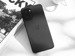 На мировом рынке Ace 6T будет представлен как OnePlus 15R. На фото: черный вариант цвета телефона. (Источник изображения: 瘦子說 via OnePlus)