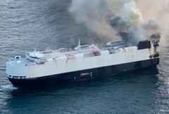 Грузовое судно Morning Midas горит в 300 милях (482,8 км) к югу от Адака, Аляска (Источник изображения: Береговая охрана США)