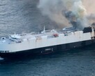 Грузовое судно Morning Midas горит в 300 милях (482,8 км) к югу от Адака, Аляска (Источник изображения: Береговая охрана США)