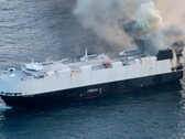 Грузовое судно Morning Midas горит в 300 милях (482,8 км) к югу от Адака, Аляска (Источник изображения: Береговая охрана США)
