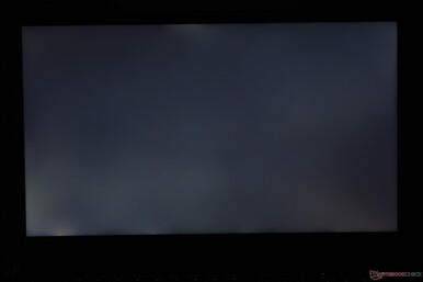 Умеренное неравномерное выцветание подсветки в левом нижнем углу