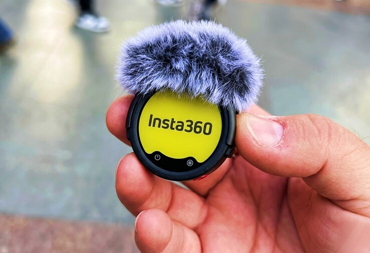 Insta360 Mic Pro имеет... дисплей.