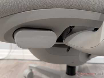 Аккумулятор вставляется в основание сиденья.