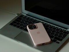 iPhone, лежащий на клавиатуре раскрытого MacBook Air