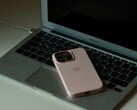 iPhone, лежащий на клавиатуре раскрытого MacBook Air
