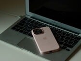 iPhone, лежащий на клавиатуре раскрытого MacBook Air