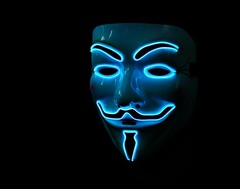 Маска &quot;Anonymous&quot;, принятая во всем мире как символ хакеров (Источник изображения: Robert Stump, via Unsplash)