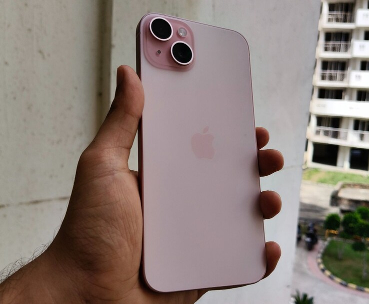 Apple iPhone 15 Plus в розовом цвете показан в руках во время практического занятия на открытом воздухе (Источник изображения: Anmol Dubey)
