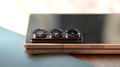 Утечка информации дает новые подсказки о характеристиках Galaxy Z Fold7 и Galaxy Z Flip7. На этой фотографии изображен текущий специальный выпуск Samsung. (Источник изображения: Ben's Gadget Reviews)