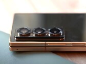 Утечка информации дает новые подсказки о характеристиках Galaxy Z Fold7 и Galaxy Z Flip7. На этой фотографии изображен текущий специальный выпуск Samsung. (Источник изображения: Ben's Gadget Reviews)
