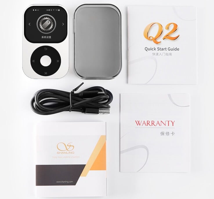 В комплект поставки цифрового аудиоплеера Shanling Q2 входят чехол, USB-кабель и инструкция по эксплуатации.