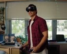 На изображении представлены гарнитура Steam Frame VR и контроллеры