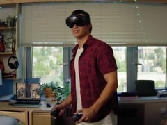 На изображении представлены гарнитура Steam Frame VR и контроллеры