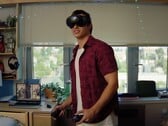 На изображении представлены гарнитура Steam Frame VR и контроллеры