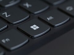Крупный план клавиатуры с выделенной клавишей Windows