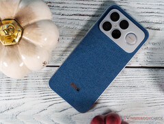 Вариант Denim Blue на 0,4 мм толще и на 2 г тяжелее при весе 220 г, чем Poco F8 Ultra в черном цвете. (Источник изображения: Notebookcheck)