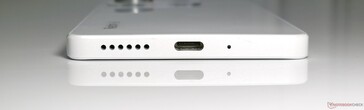 Снизу: Громкоговоритель, USB 2.0 Type-C, микрофон