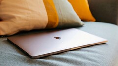 После презентации iPhone 17 аналитик Bloomberg Apple Марк Гурман называет 10 новых продуктов Apple, которые мы можем ожидать в ближайшие месяцы. (Источник изображения: Elise Bouet)