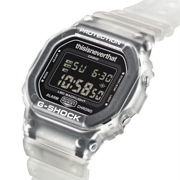 Крупный план под углом часов Casio G-Shock DW-5600TNT-7 с полупрозрачным корпусом и перевернутым цифровым дисплеем.
