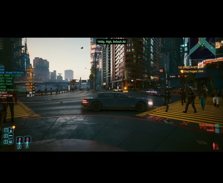 Геймплей Cyberpunk 2077 при высоких настройках 1440p с FSR 4 на RX 9600 XT, демонстрирующий показатели производительности на экране. (Источник изображения: RandomGaminginHD на YouTube)