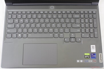 Знакомая клавиатура с индивидуальной RGB-подсветкой клавиш