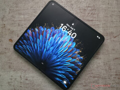 Oppo Find N2 по высоте примерно такой же, как iPhone 13 mini, но в раскрытом виде гораздо уже, чем iPad mini. (Источник изображения: Notebookcheck)