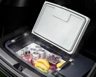 Холодильник Model Y TesFridge помещается под обшивкой багажника и может питаться от розетки 12 В. (Источник изображения: AcoPower)