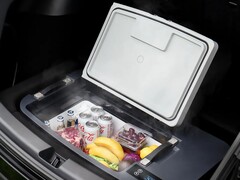 Холодильник Model Y TesFridge помещается под обшивкой багажника и может питаться от розетки 12 В. (Источник изображения: AcoPower)