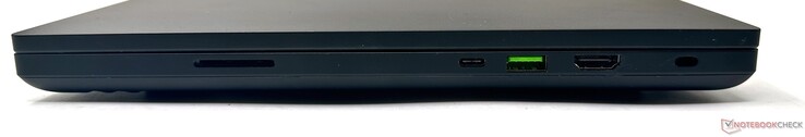 Правая сторона: картридер UHS-II, Thunderbolt 4, USB 3.2 Gen2 Type-A, HDMI 2.1, слот замка Kensington