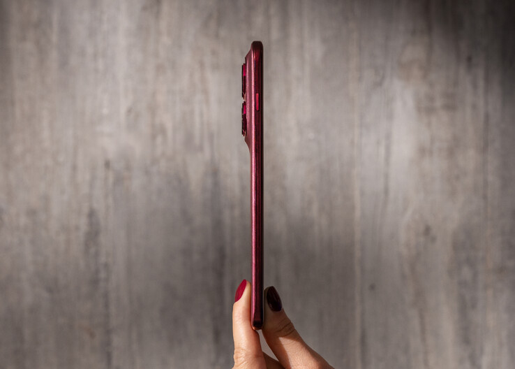 Толщина Edge 70 Pro составляет менее 7,4 мм.