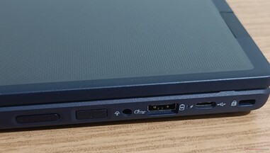 Правая сторона: регулятор громкости, кнопка питания, аудиоразъем, USB-A 5 Гбит/с, USB-C 2.0, замок Kensington