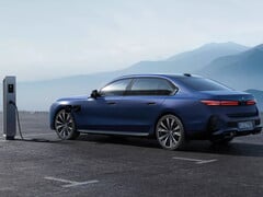 Электромобиль BMW на зарядной станции