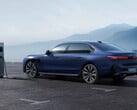 Электромобиль BMW на зарядной станции