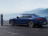 Электромобиль BMW на зарядной станции