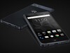 Оборотная сторона BlackBerry Motion хорошо держится в руке