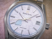 Крупный план циферблата новых часов Grand Seiko SBGA21.