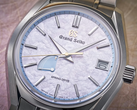 Крупный план циферблата новых часов Grand Seiko SBGA21.