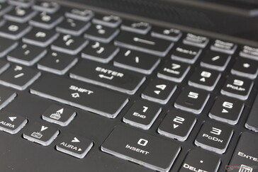 Маленькие клавиши-стрелки и ужатый цифровой блок в таком большом ноутбуке - это настоящее издевательство
