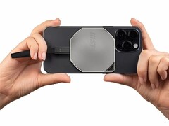 Новый твердотельный накопитель Datamag 40 Гбит/с имеет встроенные магниты, которые позволяют крепить его к iPhone с поддержкой MagSafe для записи на ходу. (Источник изображения: MSI)