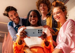 Moto G66j имеет цветную заднюю панель с текстурой, напоминающей кожу (Источник изображения: Motorola)