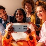 Moto G66j имеет цветную заднюю панель с текстурой, напоминающей кожу (Источник изображения: Motorola)