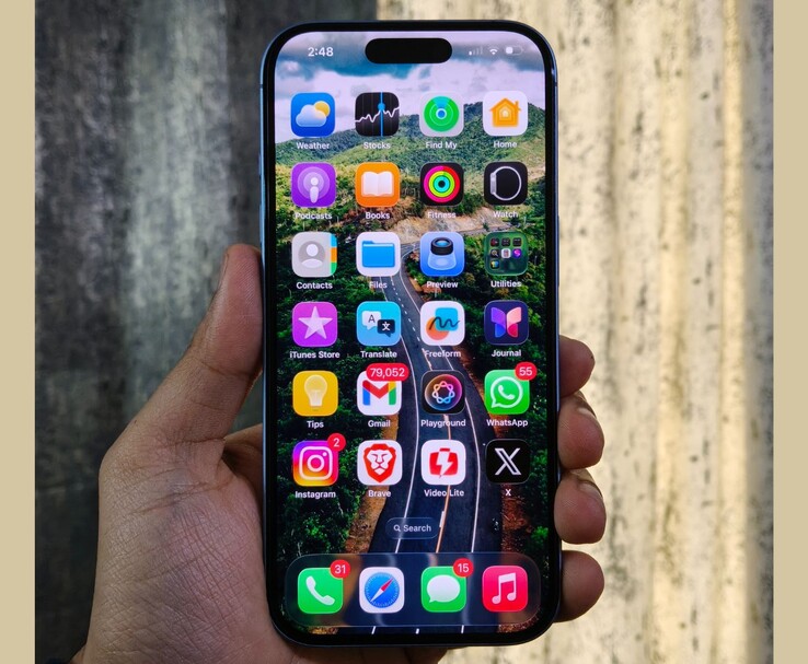 главный экран iPhone под управлением iOS 26.2, на котором видны иконки приложений и обновленные элементы интерфейса (Источник изображения: Yetnesh Dubey)